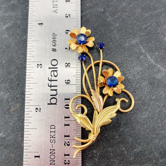 VINTAGE Gold-filled flower brooch with dark blue rhinestones ~ 1950s daisy pin - Picture 2 of 10